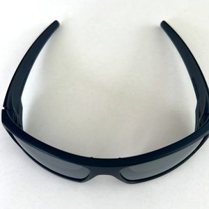 Oakley men sunglasses black  preowned gascan